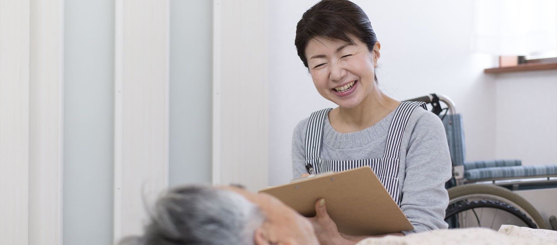 話を聞く女性スタッフ